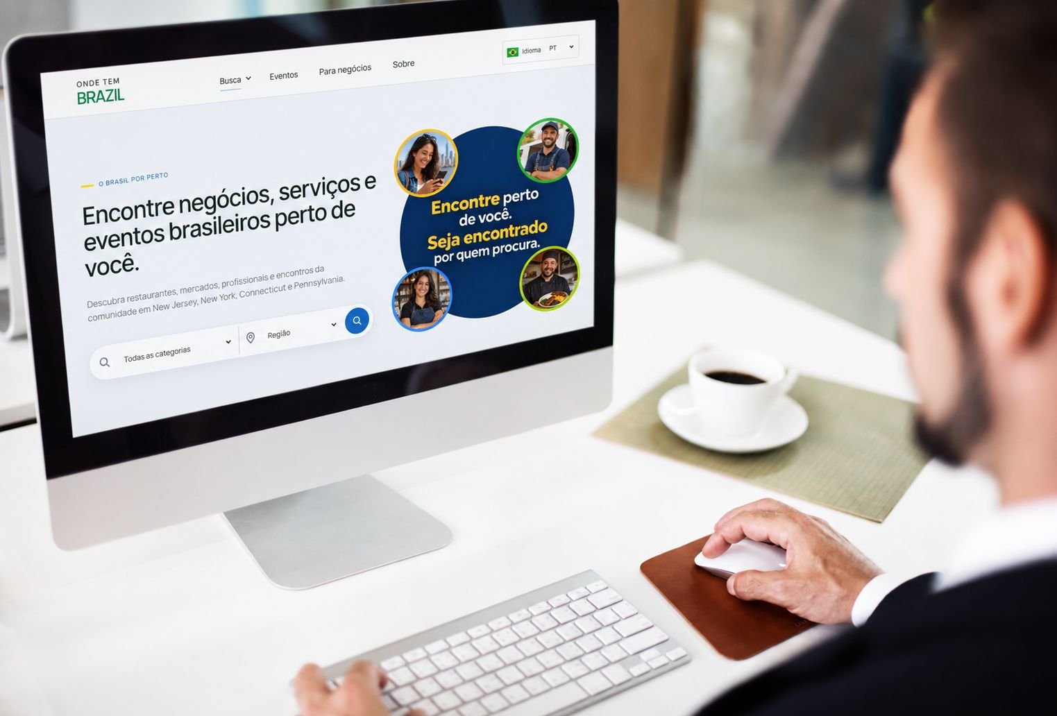 Pessoa consulta o Onde Tem Brazil em um computador.