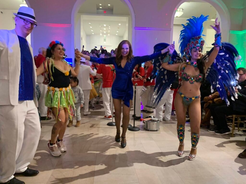 Apresentação de samba da Sambazina com dançarina e público