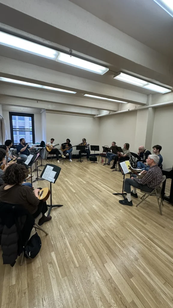 Participantes de atividade musical do Regional Samaúma em sala