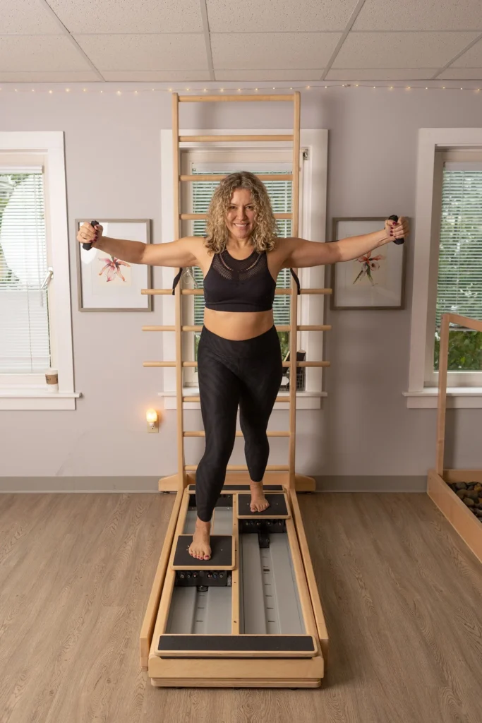 Wanessa Anderson em estúdio de movimento com aparelho de Pilates