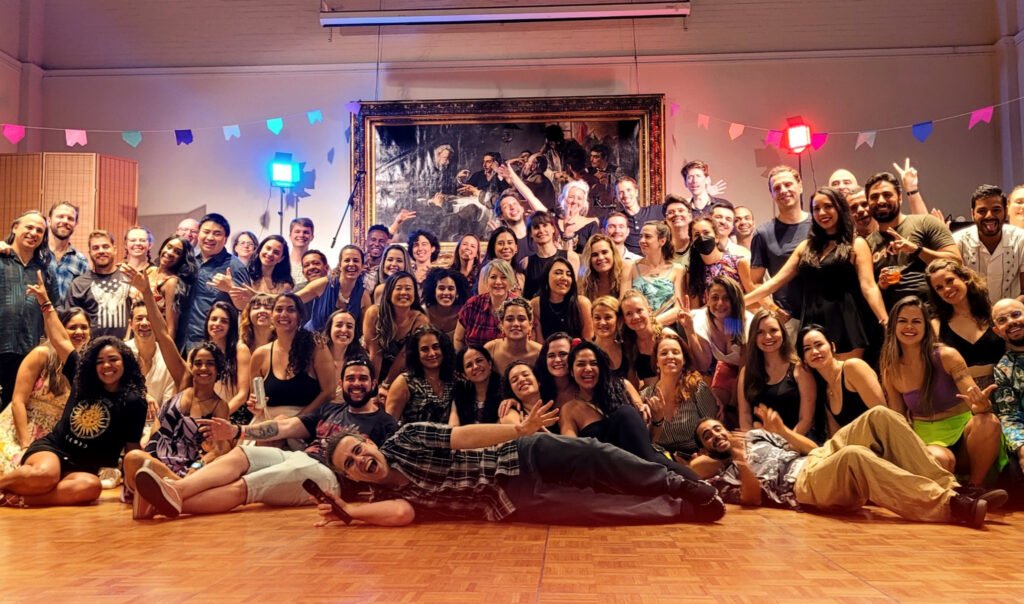 Alunos e músicos do Forró New York reunidos