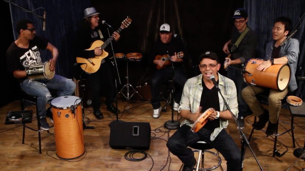 Nanny Assis e músicos em apresentação