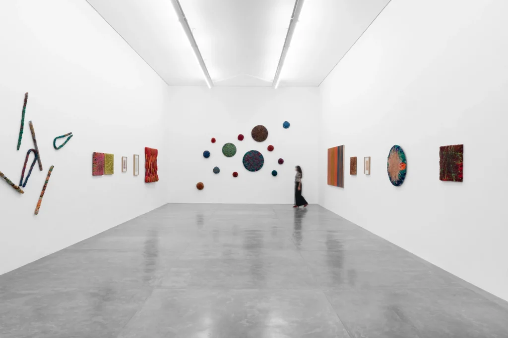 Instalação artística na galeria Nara Roesler New York