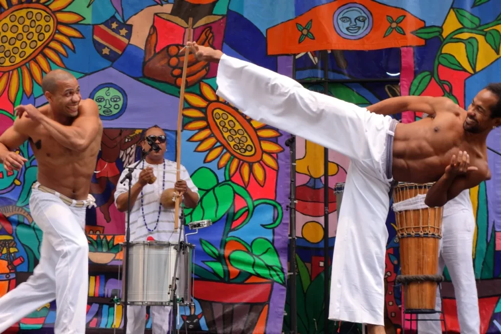 Integrantes do Ologundê em apresentação de capoeira