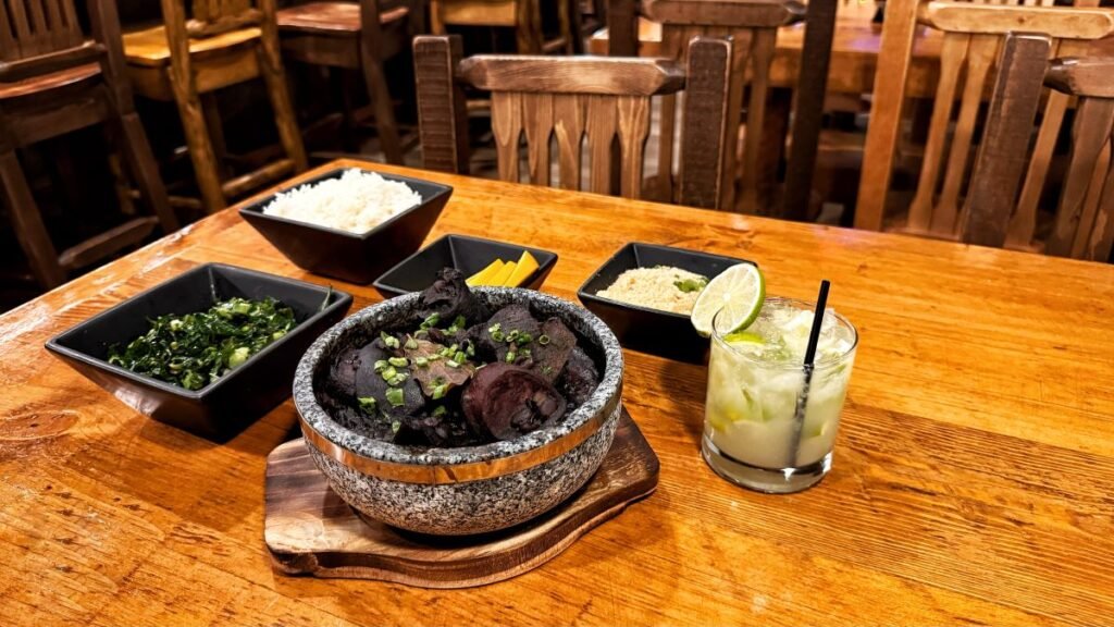 Feijoada brasileira servida pela Cantina da Serra