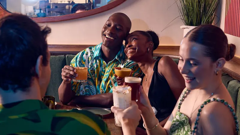 Clientes reunidos à mesa no interior do Berimbau Brazilian Table