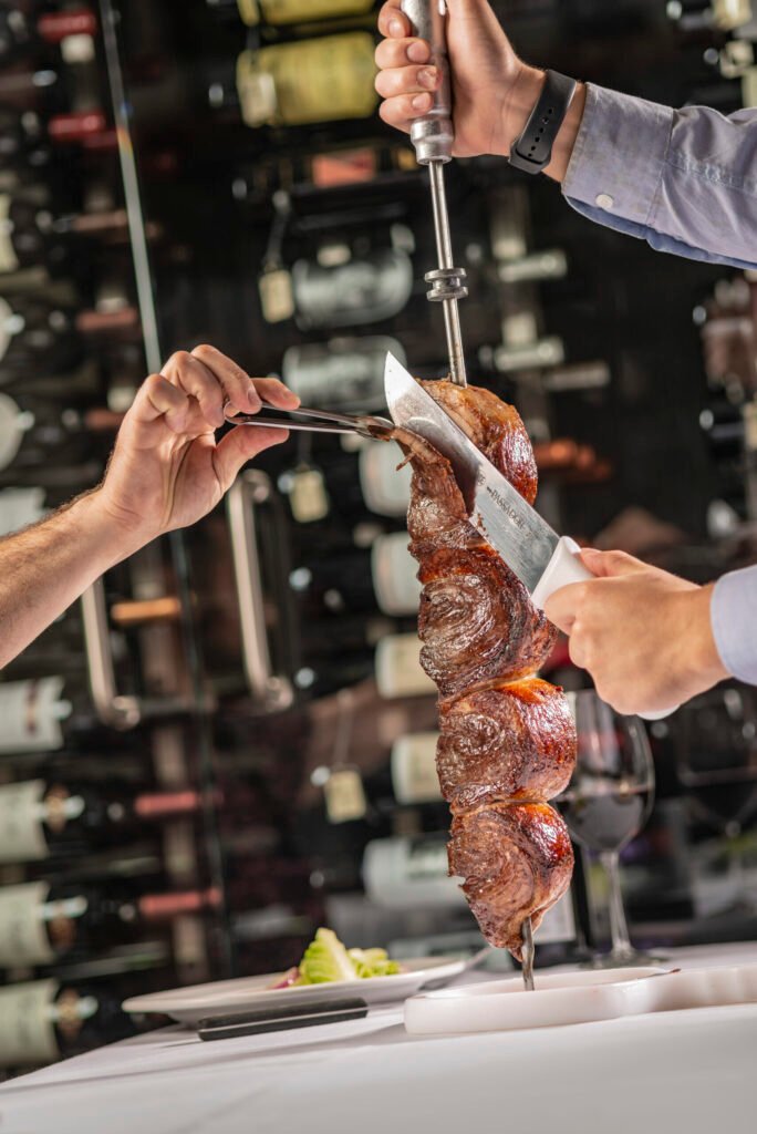 Rodízio de carne servido na Brazeiro Churrascaria