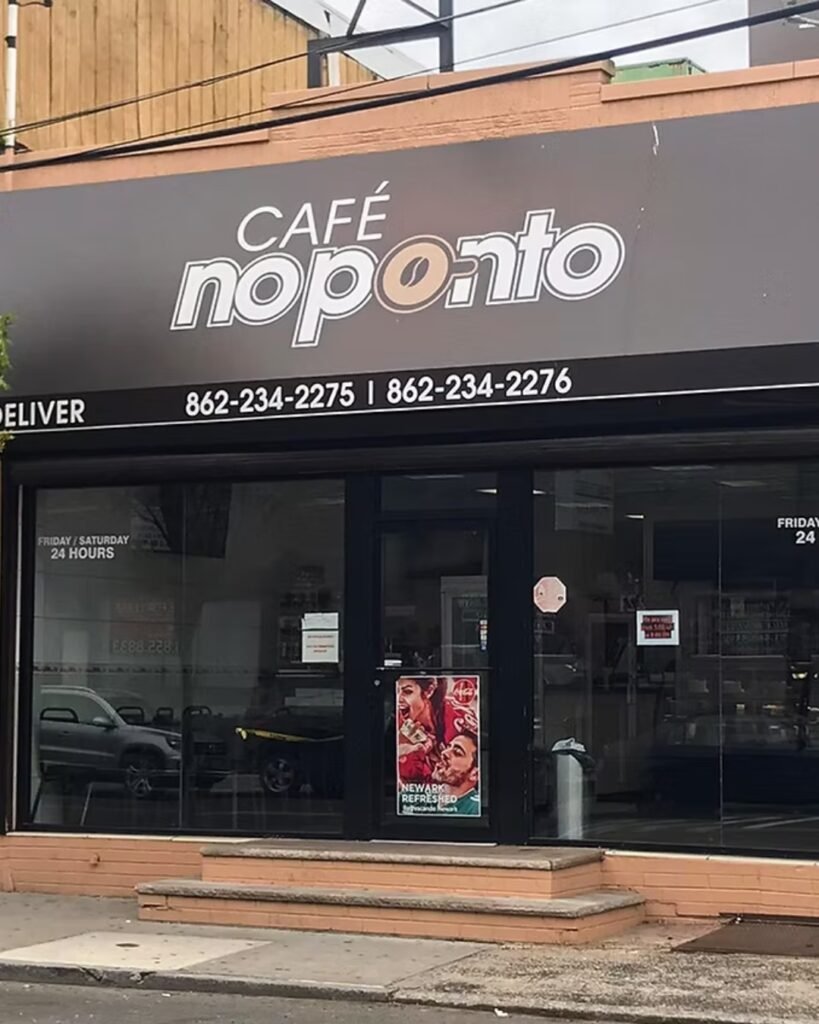 Fachada do Café NoPonto em Newark, com letreiro acima da entrada.