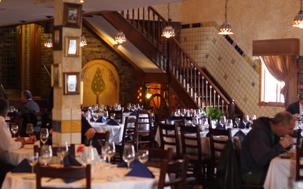 Salão interno do Campino Restaurant com mesas preparadas