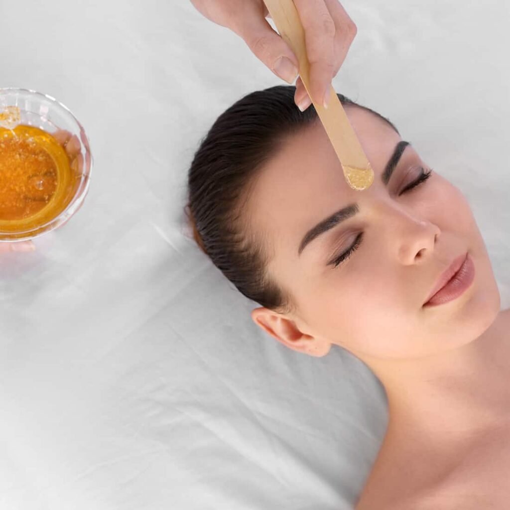 Procedimento de depilação facial na Jaira's Waxing Salon