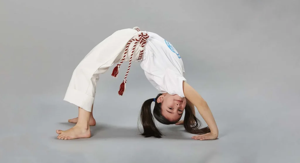 Aluna praticando movimento de capoeira