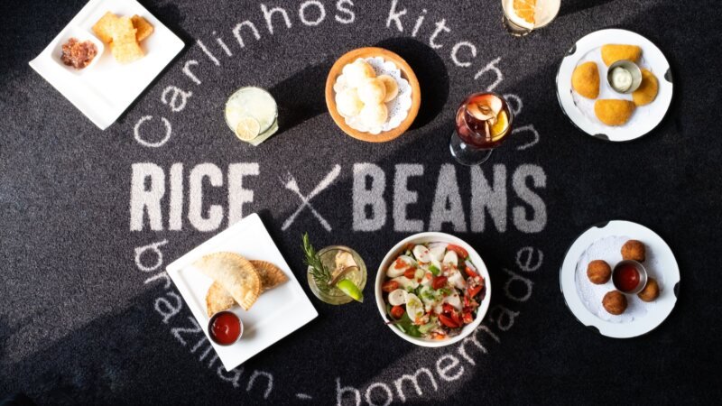 Prato servido pelo restaurante Rice X Beans em New York