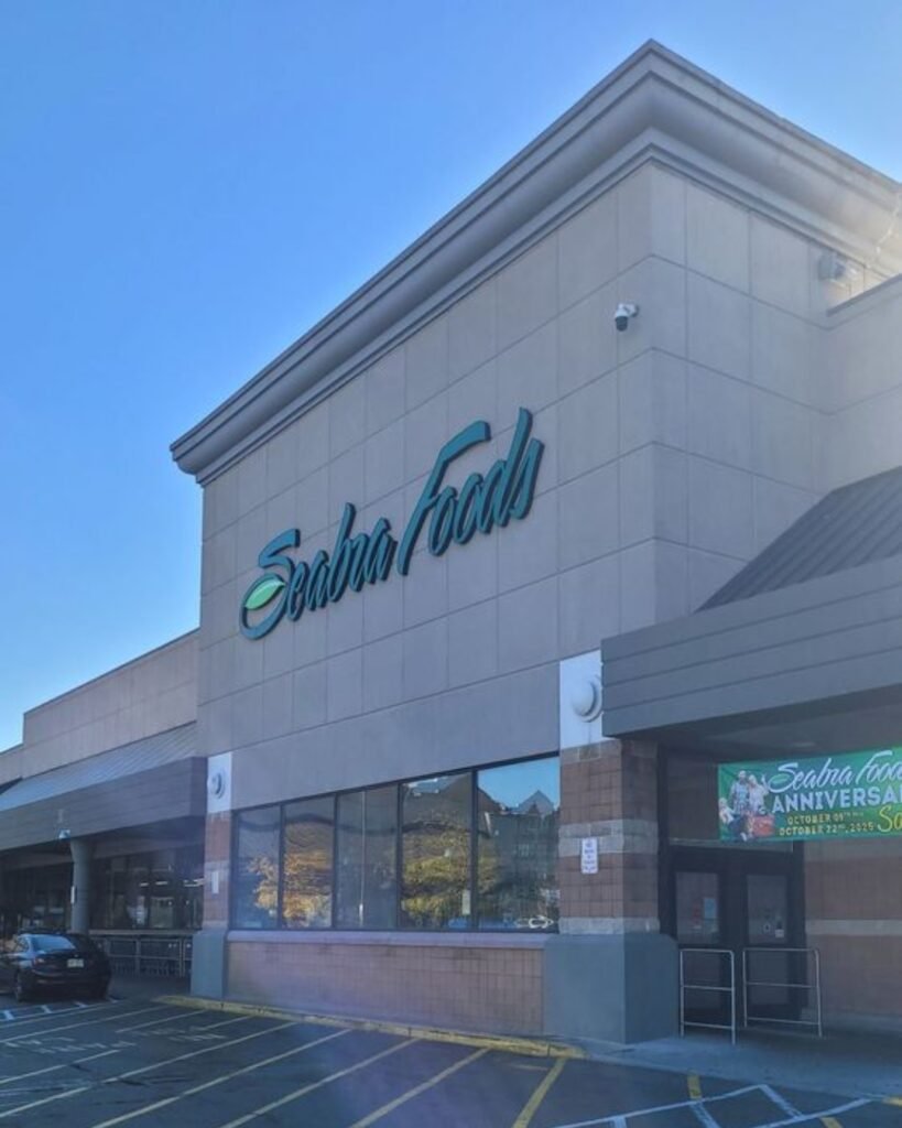 Fachada da Seabra Foods na Ferry Street, em Newark, com estacionamento em frente.