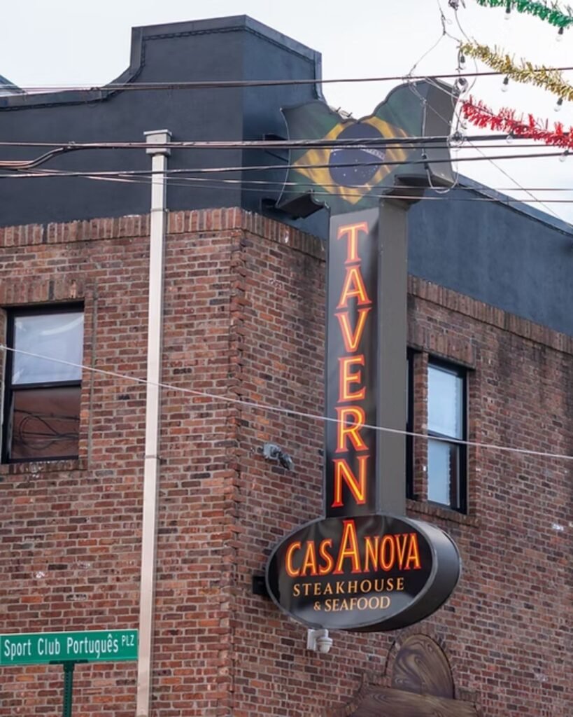 Fachada da Tavern Casa Nova em Newark, com letreiro e bandeira do Brasil.