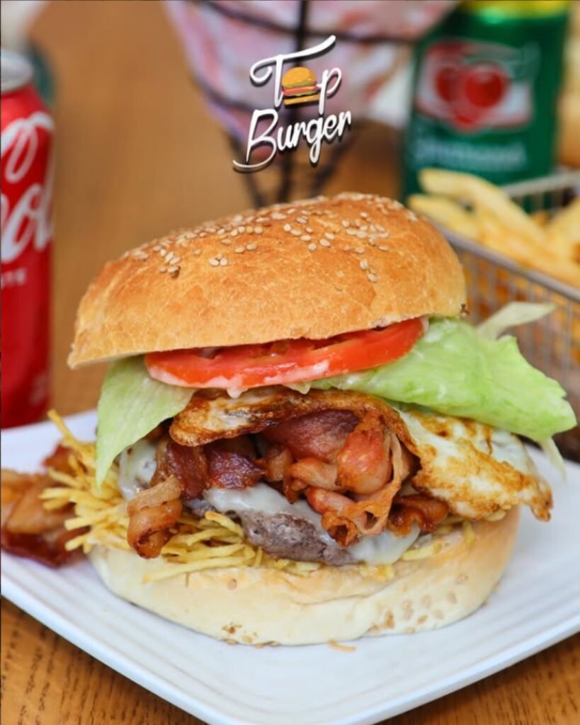 Hambúrguer artesanal com pão de gergelim, alface, tomate, queijo, bacon, batata palha e cebola frita