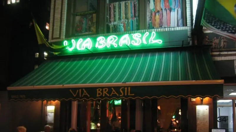 Fachada noturna do restaurante Via Brasil em Little Brazil, Manhattan