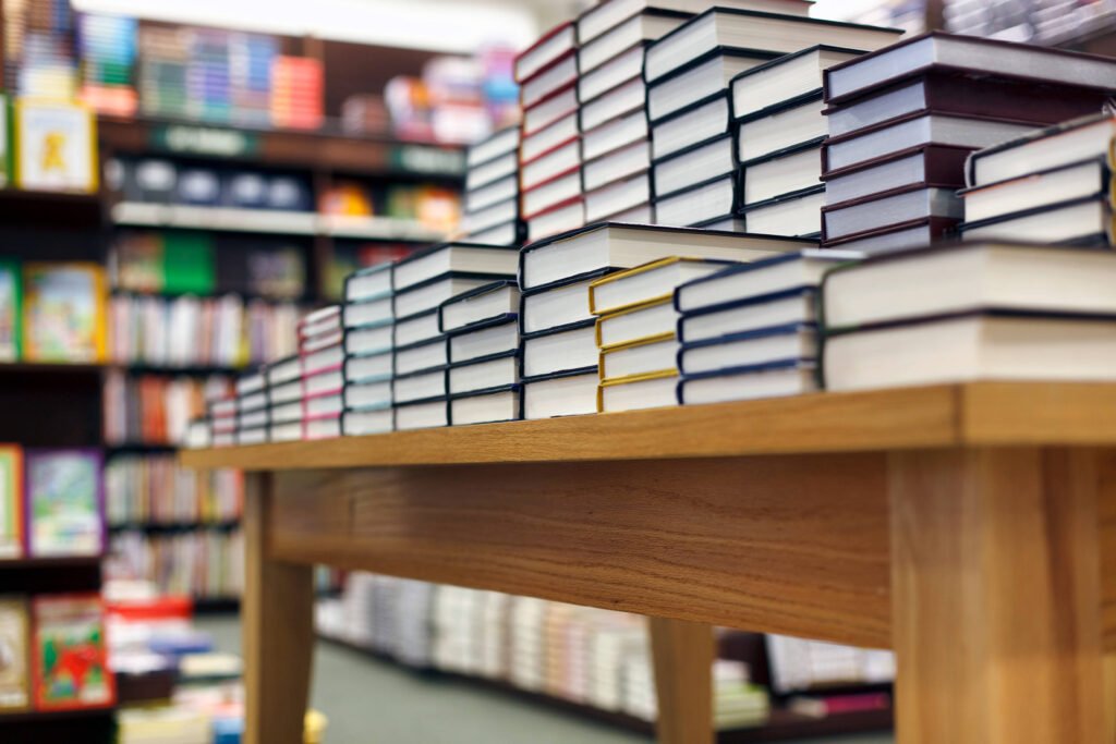Imagem de livros usada no site oficial do AKS Center NY — Ponto de Luz