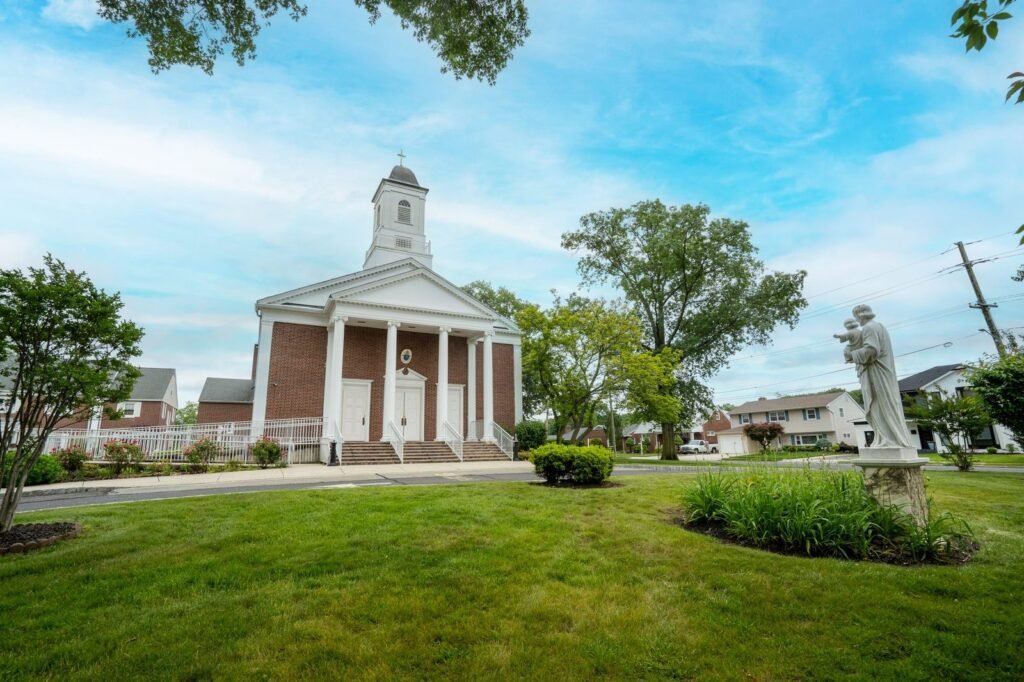 Fachada da Corpus Christi Roman Catholic Church em South River, New Jersey