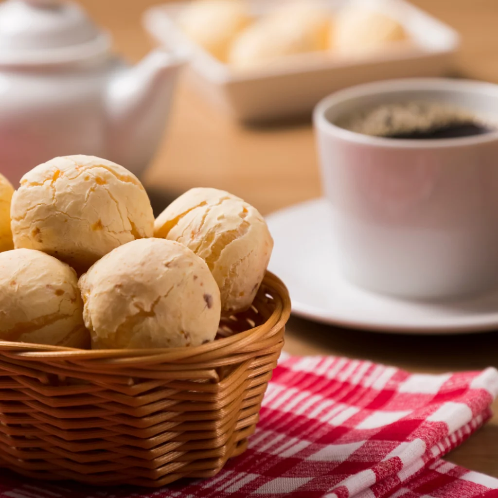 Pão de queijo com café na Global Bakery Plus em Hillside, New Jersey