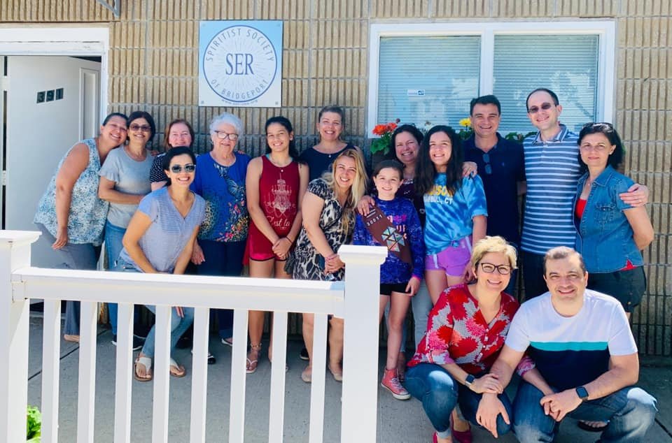 Participantes do SER Spiritist Center reunidos em frente à sede em Stratford