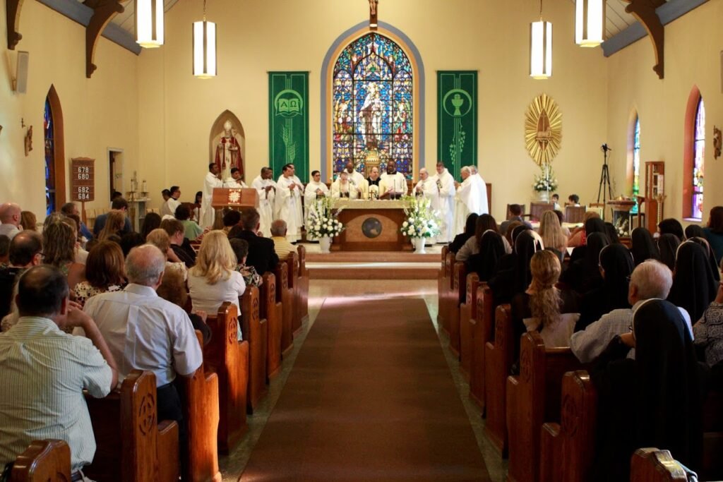 Celebração religiosa no interior da St. Nicholas RC Church em Palisades Park, New Jersey